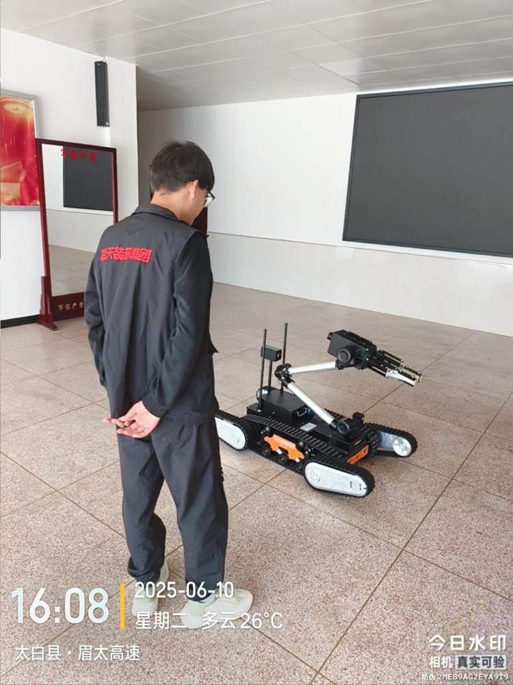 雙擺臂排爆機(jī)器人驗(yàn)收1.jpg