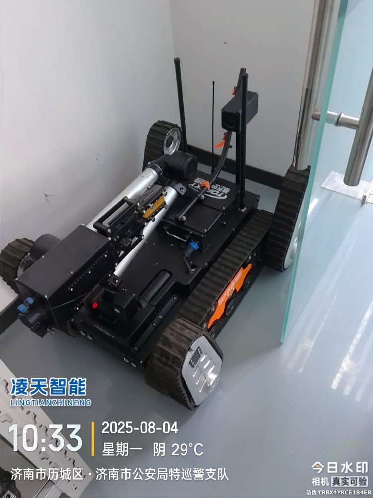 雙擺臂排爆機(jī)器人驗(yàn)收.jpg